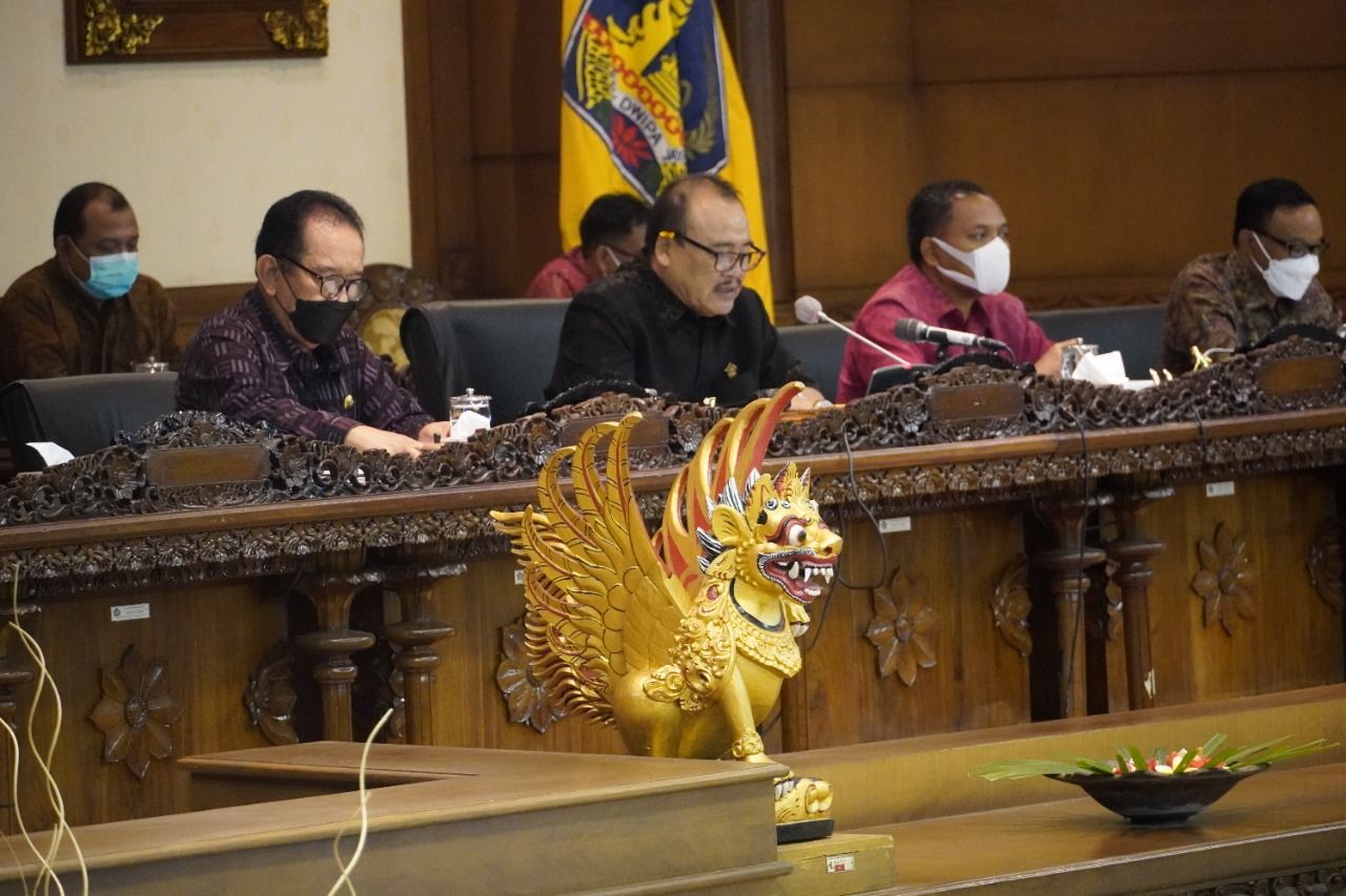 podiumnews.com-Ini Jawaban Gubernur Bali Atas PU Fraksi Terkait Raperda Pengelolaan Keuangan Daerah